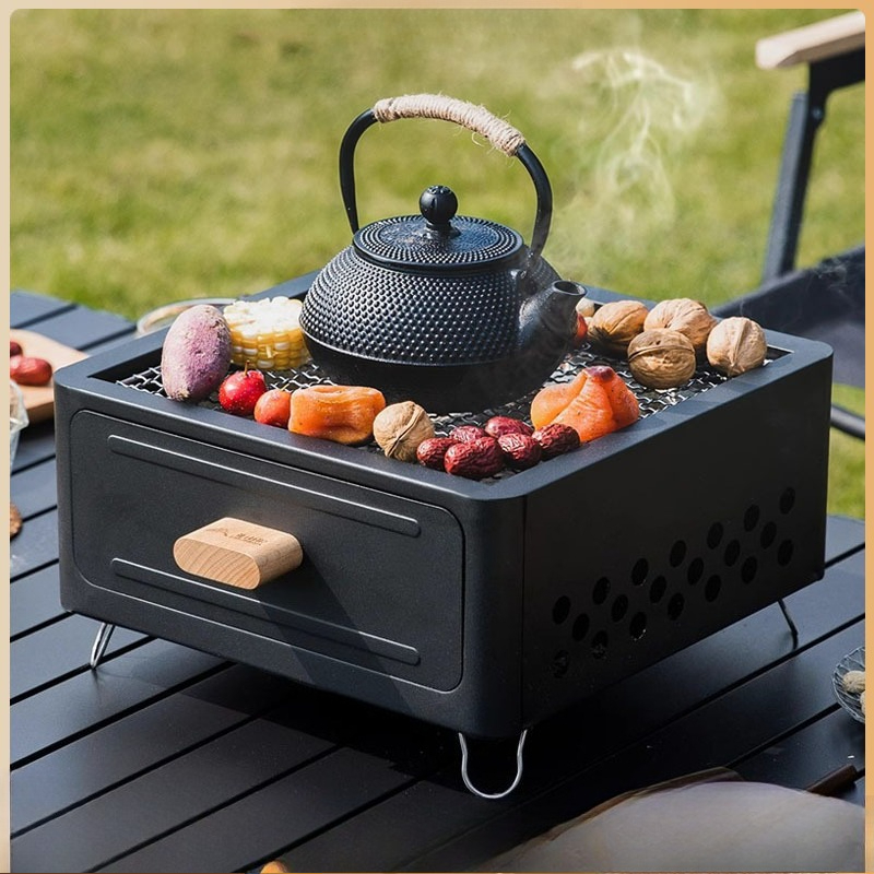 Camping With Cooking - 持ち運び可能な炭火焼きグリル。正方形の構造で、屋外でのキャンプや家庭での使用、庭でのバーベキューに最適。お手入れも簡単で、お茶を煮るのにも使えます。