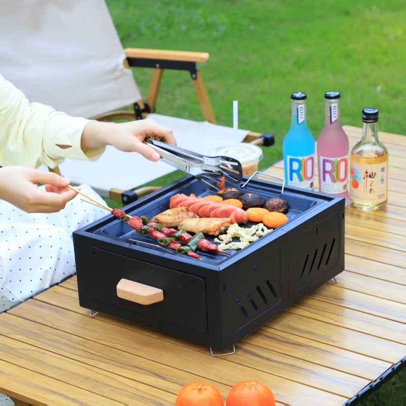持ち運び可能な炭火焼きグリル。正方形の構造で、屋外でのキャン - Camping With Cooking のレビューと価格