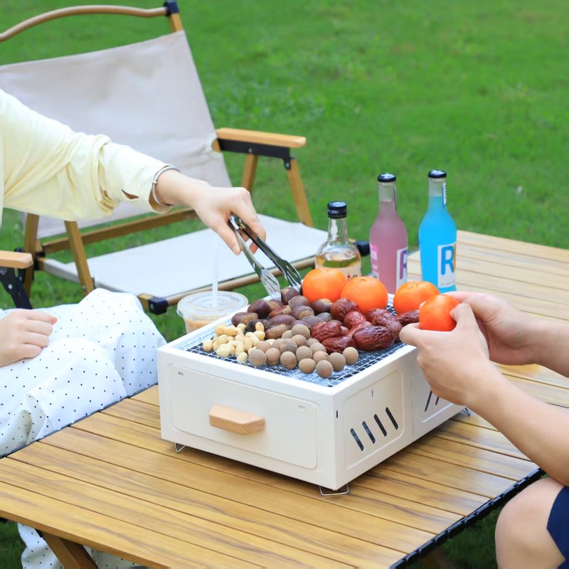 持ち運び可能な炭火焼きグリル。正方形の構造で、屋外でのキャン - Camping With Cooking のレビューと価格