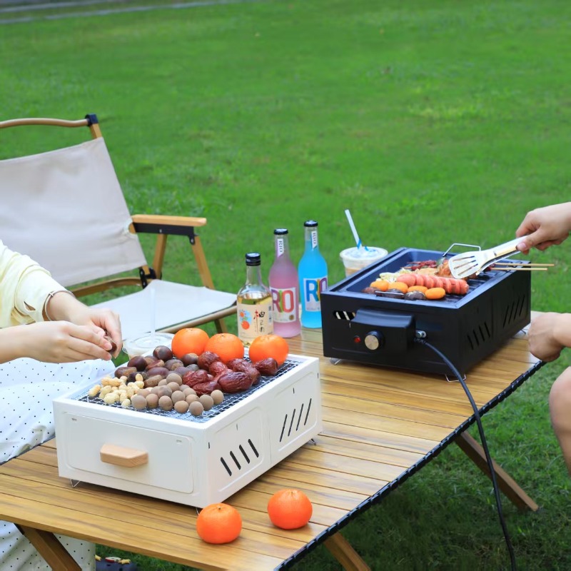 持ち運び可能な炭火焼きグリル。正方形の構造で、屋外でのキャン - Camping With Cooking のレビューと価格